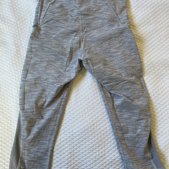Lululemon capris size 6 - Picture 2 of 4